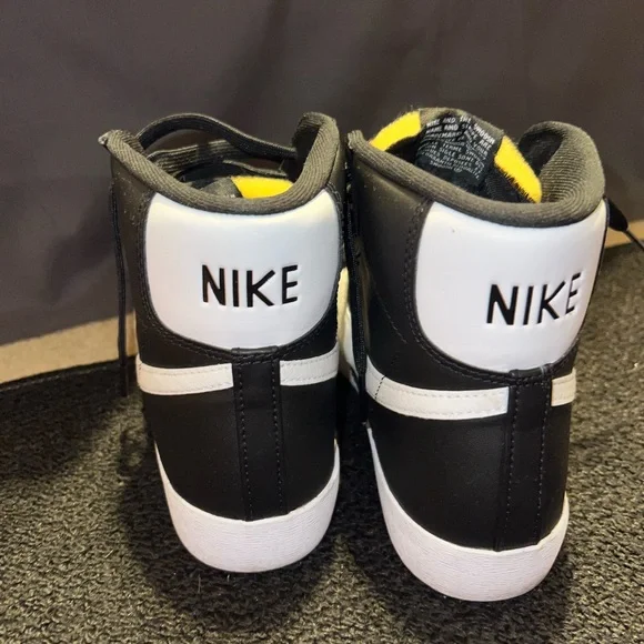 Nike Blazer Mid 77 - Picture 2 of 4
